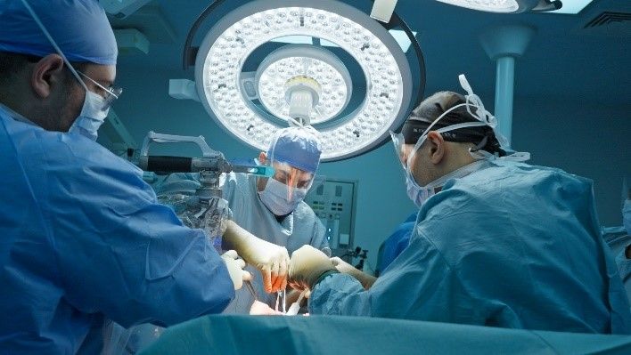 استعادة الحركة وجودة الحياة: مسيرة من العطاء والتميز في جراحة العظام منذ عام 1998