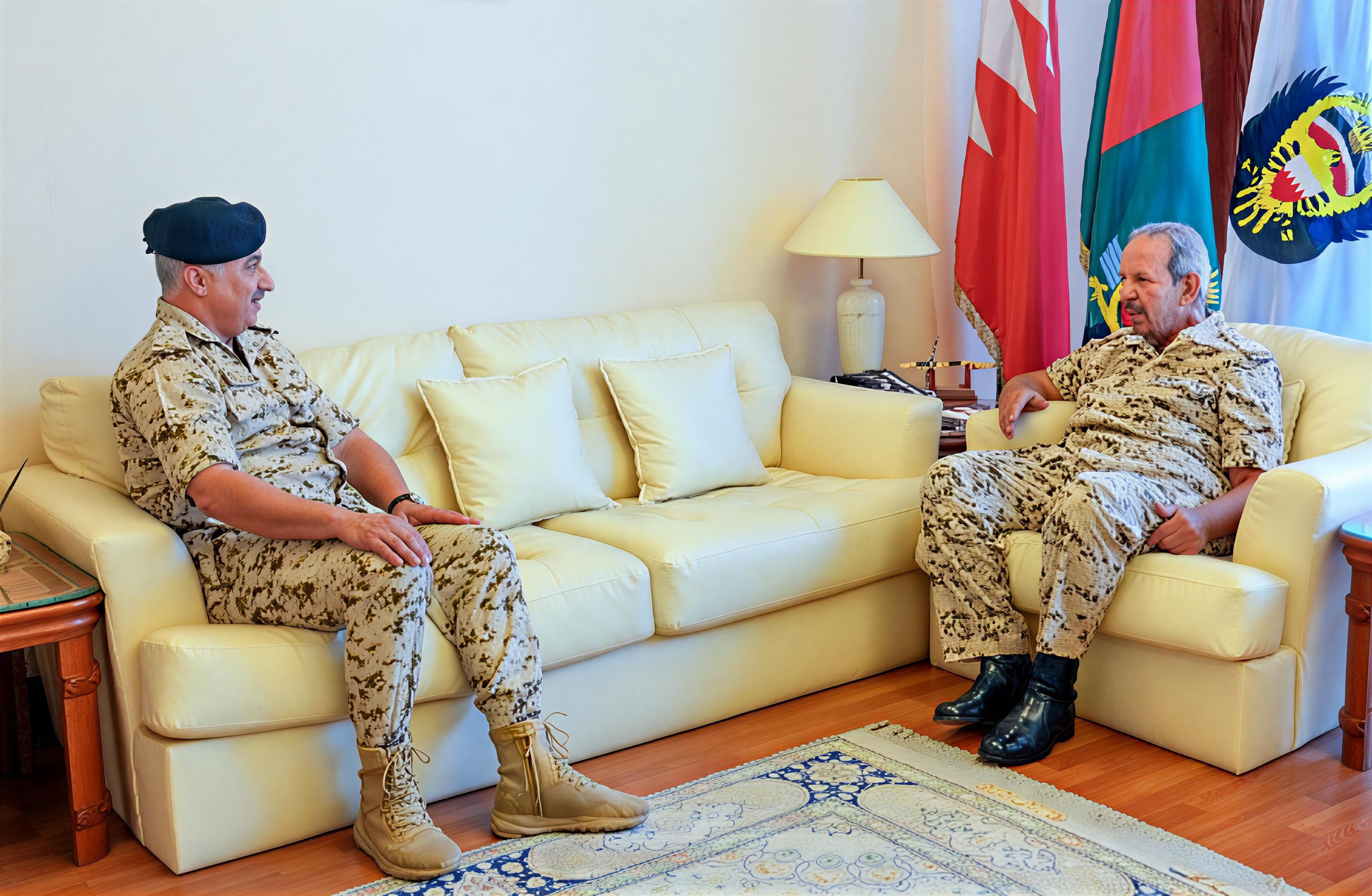 استقبل المشير الشيخ خليفة بن أحمد آل خليفة القائد العام 