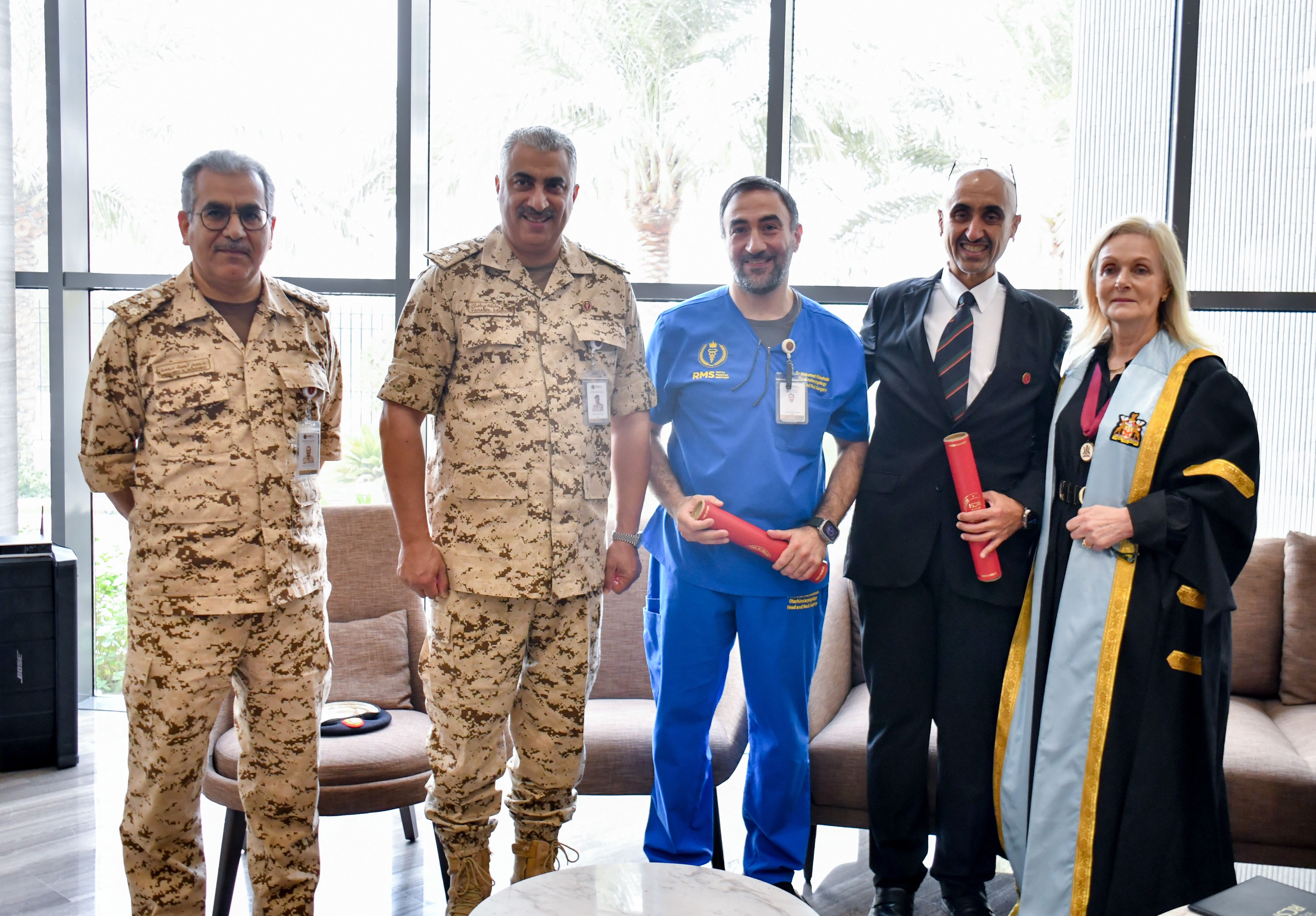 الخدمات الطبية الملكية تحتفي بزمالة الجراحين لاثنين من كوادرها الطبي